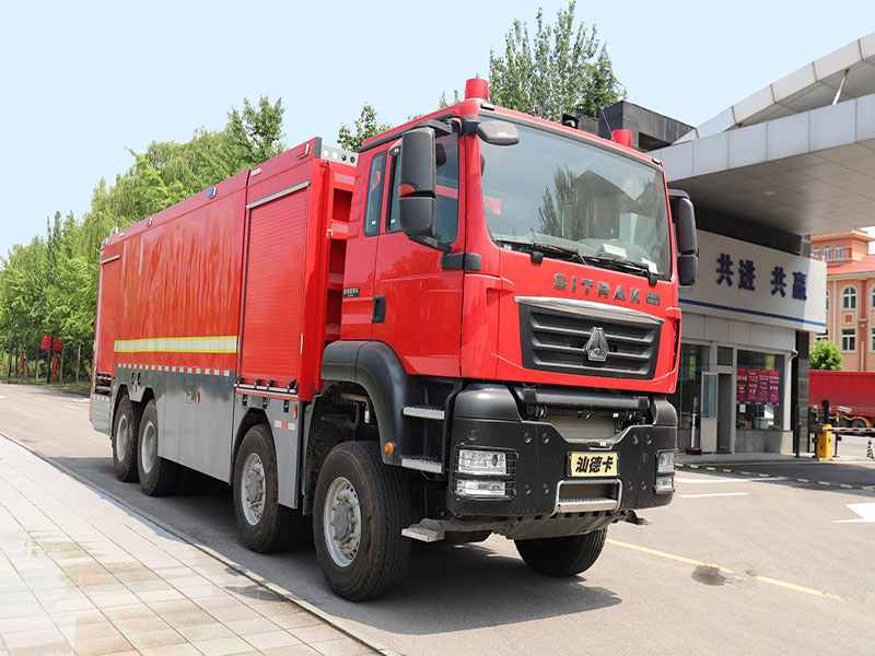 sinotruk heavy water tank fire truck