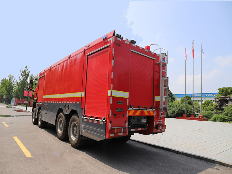 sinotruk heavy water tank fire truck
