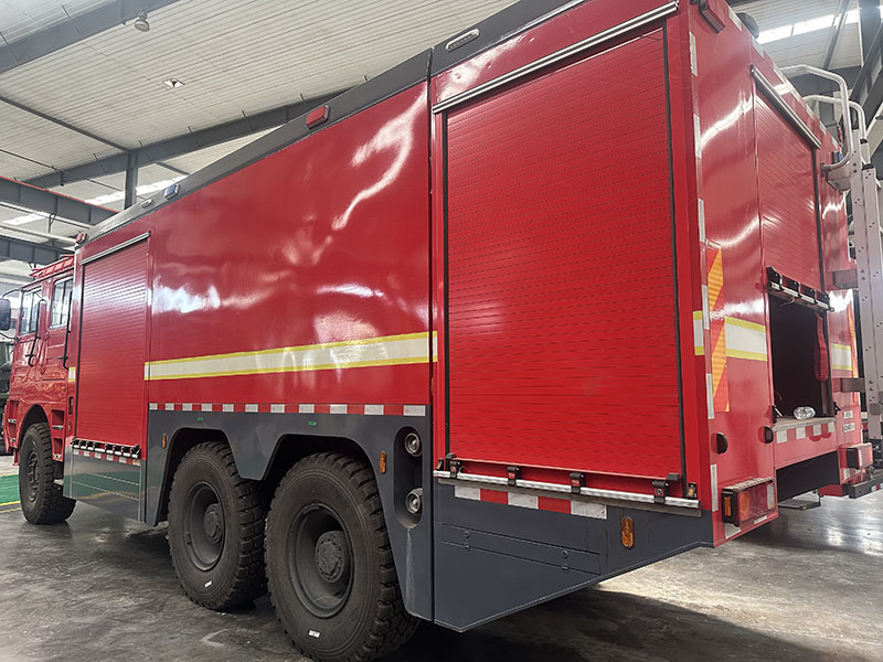 sinotruk heavy water tank fire truck
