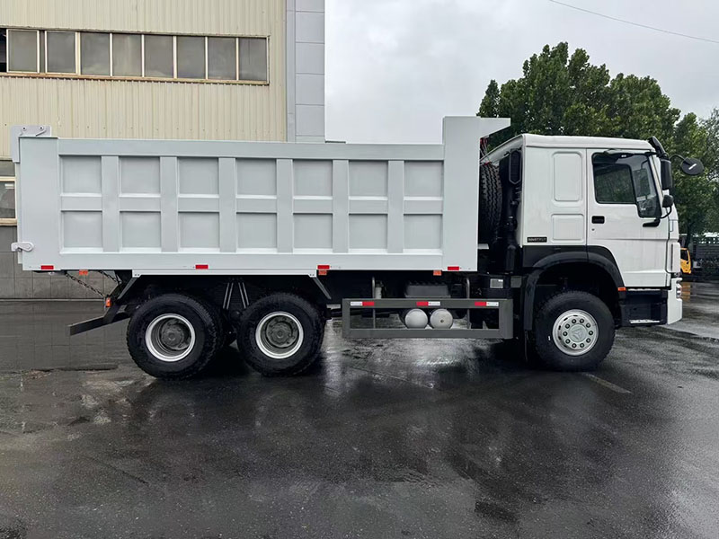 truk jungkit bekas sinotruck